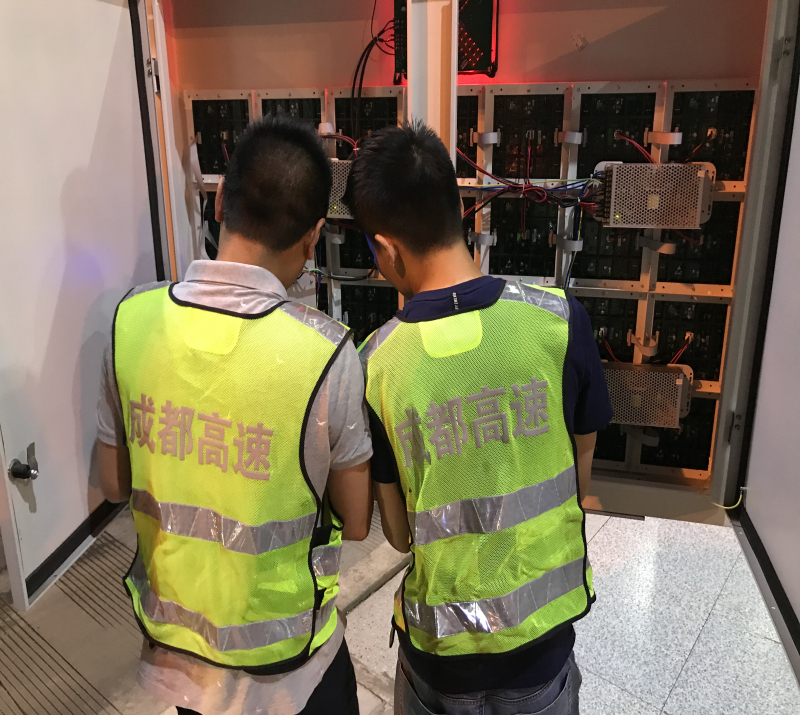 4.（精細(xì)維保）成彭高速機(jī)電維護(hù)人員檢查設(shè)施_編輯.jpg