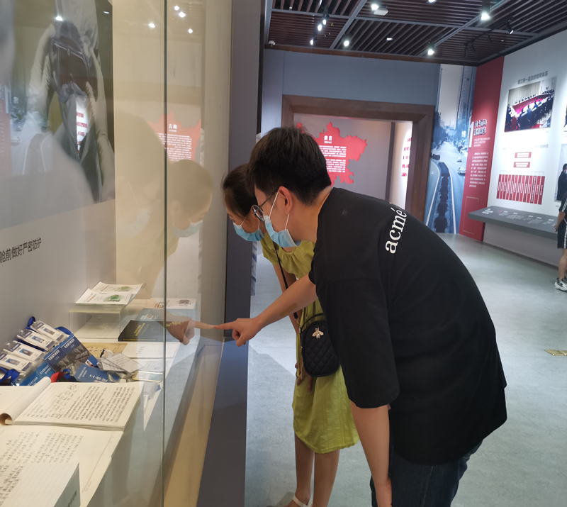 20200715參觀戰(zhàn)疫專題展覽 向逆行英雄致敬（運(yùn)管公司成灌成都管理站-譚文韻）2_副本.jpg