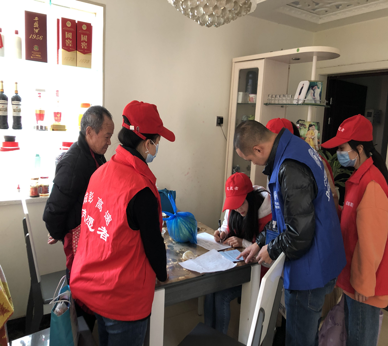 志愿者們輔助民眾填人口普查表格_副本.jpg
