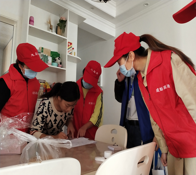 志愿者們輔助民眾填人口普查表格2_副本.jpg