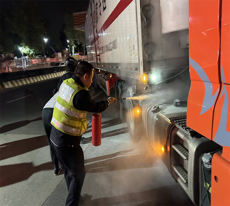 20231117貨車著火，險(xiǎn)！收費(fèi)員化身“消防員”緊急滅火2.jpg