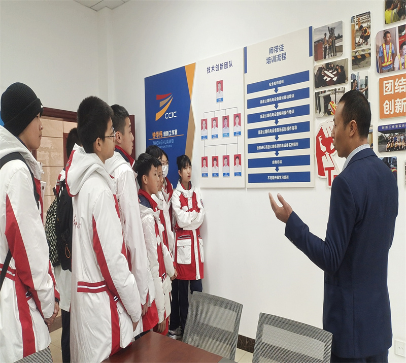 20231130成都七中學子到成都高速開展職業(yè)體驗活動 (9).jpg