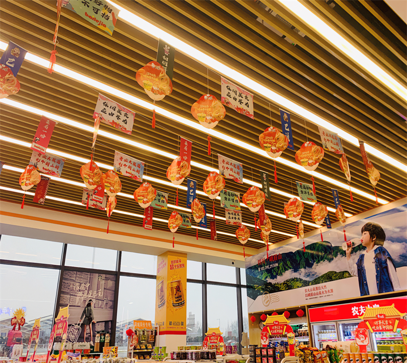 安德服務(wù)區(qū)頂部掛滿了裝飾品，讓司乘人員感受到春節(jié)濃厚氛圍.jpg