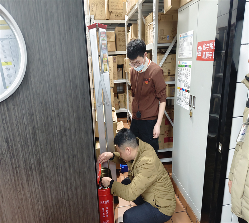 高速振興公司總經理王剛檢查消防器材.jpg